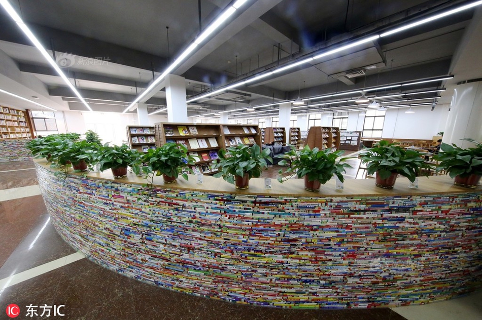 云想衣裳花想容, 春風拂檻露華濃