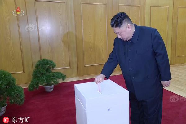 穿進(jìn)18游戲談戀愛(ài)() 作者:三棱鏡