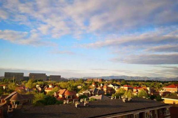 小南躺床流白色分泌物的原因是什么