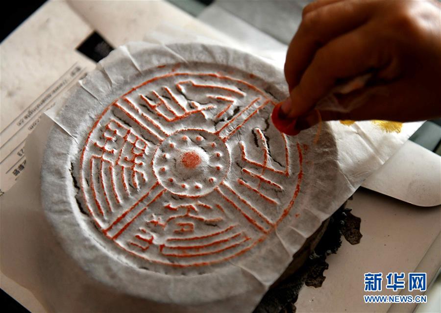 “乖乖把鈴鐺吃住了,否則...”攝政王